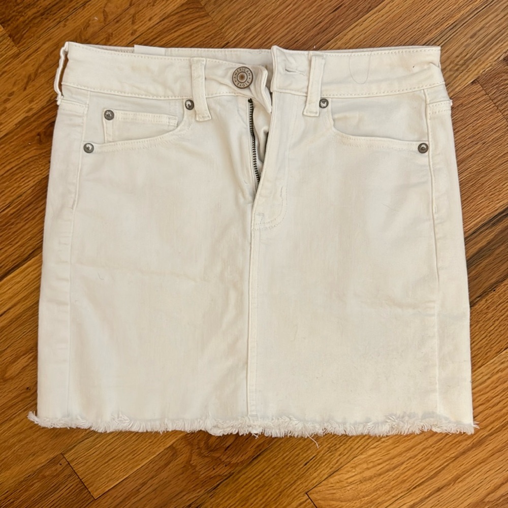 NWOT American Eagle high rise stretch white denim mini skirt size 2